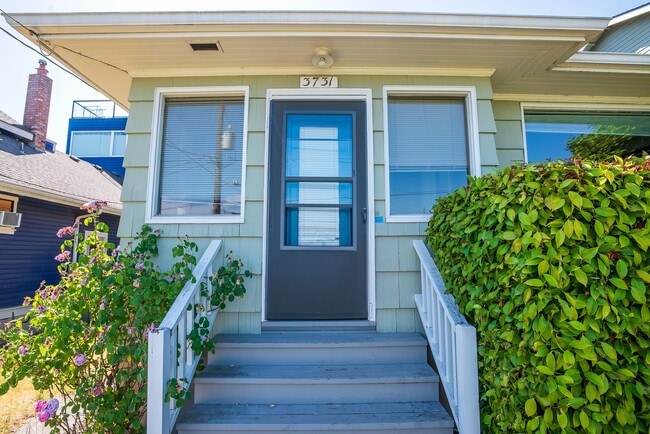 Building Photo - Old World Charm with Views of Lake Union!