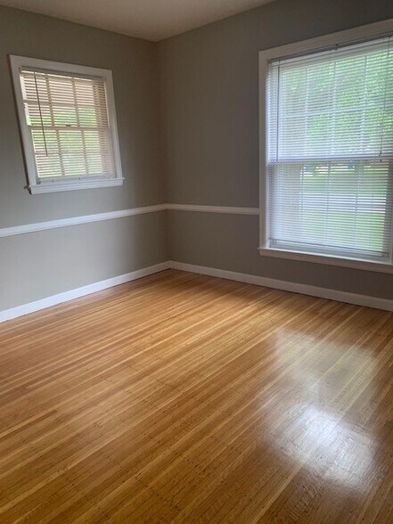 Building Photo - 657 W 44th St