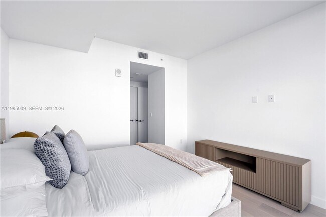 Building Photo - 9201 E Bay Harbor Dr