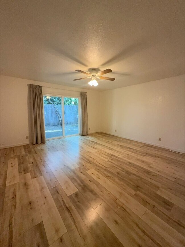 Building Photo - 615 Beverly Way