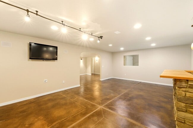 Building Photo - Beacon Point 5 Bedroom Ranch, 3-Car Garage...