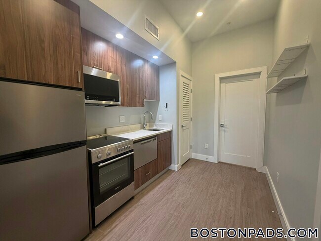 Building Photo - 517 Main St