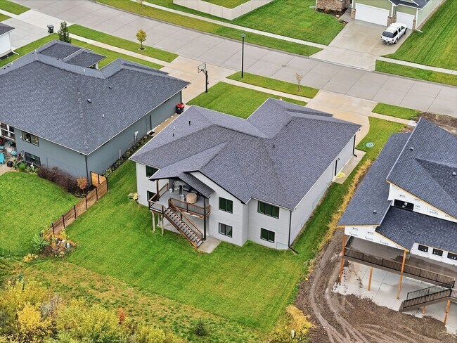 Building Photo - Awesome 4 Bedroom LIKE NEW!