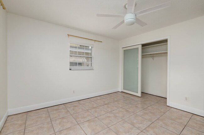 Building Photo - Charming single-family home nestled in des...