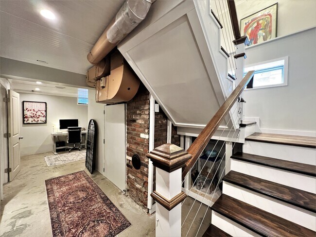 Building Photo - 4 Day St