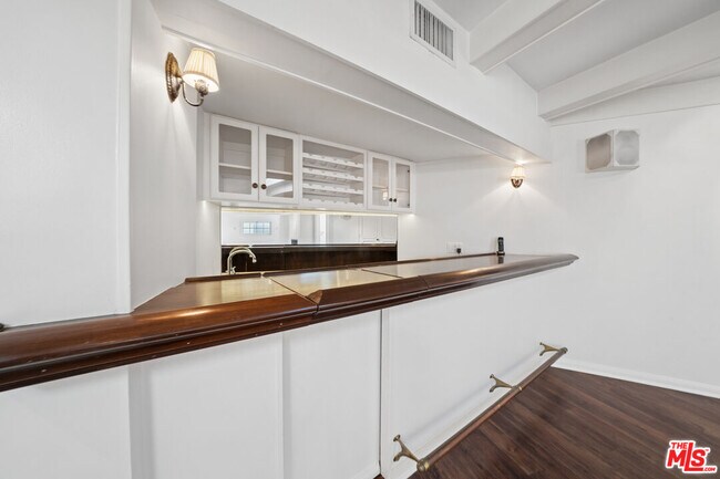 Building Photo - 8050 Mulholland Dr