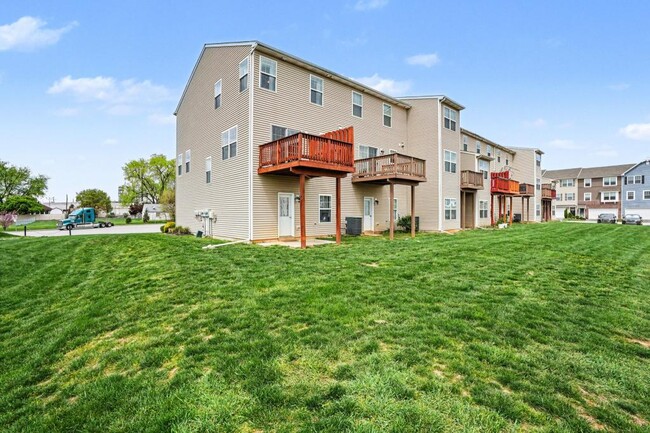 Building Photo - 700 Admiral's Quay Dr