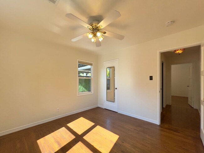 Building Photo - MON301