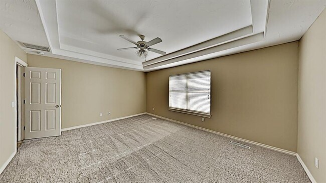 Building Photo - 6808 Sandlewood Dr