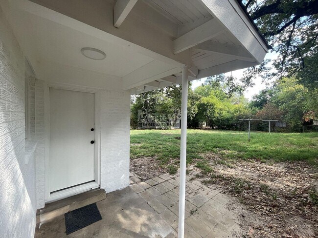 Building Photo - Newly updated 3 Bedroom 2 Bath located in ...