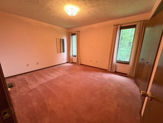 Building Photo - Single Family Home on 9.84 Acres