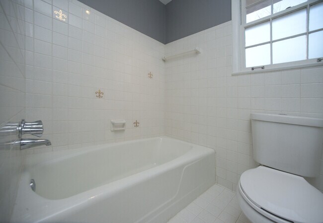 Building Photo - Beautiful Three Bedroom Home! AVAILABLE 8/...
