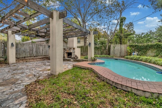 Building Photo - 3-BEDROOM IN ALAMO HEIGHTS W/ POOL