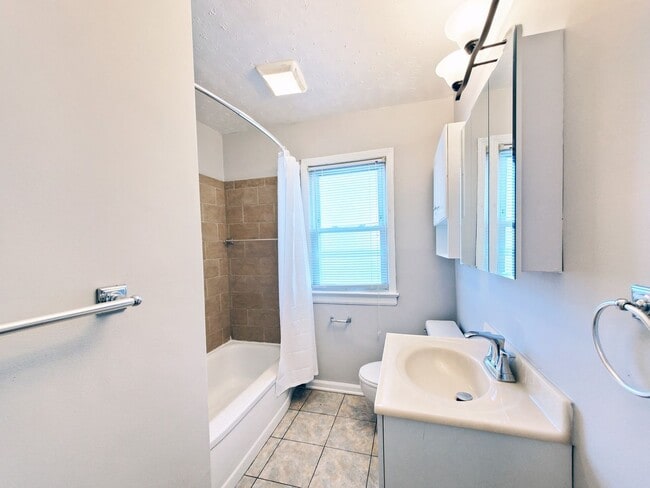 Building Photo - 3 Bed - 2 Full Bath Cape Cod for Rent!