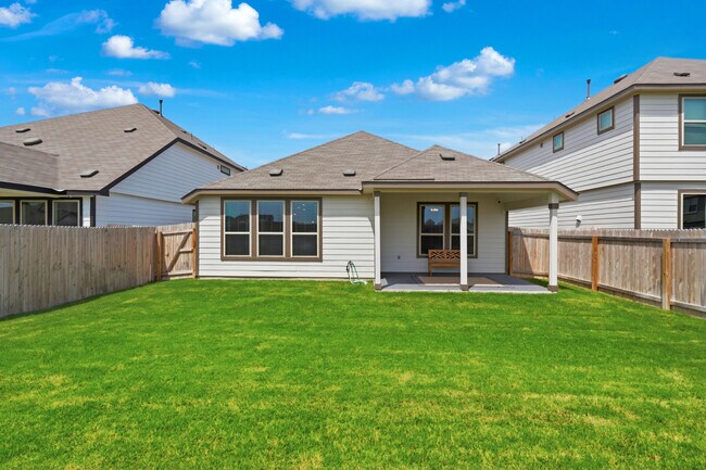 Building Photo - Bright 3-Bed Home with Island Kitchen, Private Patio, and Fenced Yard in New Braunfels