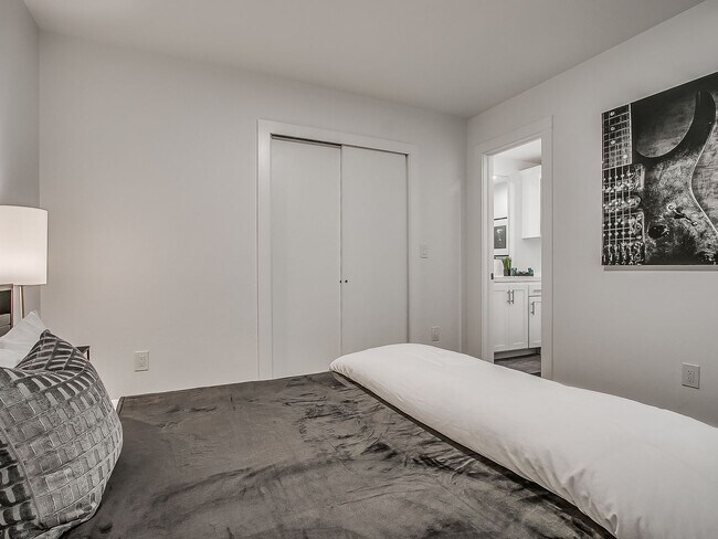 Building Photo - Champagne Plaza - Furnished Back House