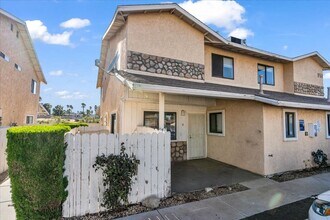 Building Photo - Spacious 2-Bedroom Townhome in Hesperia, CA!