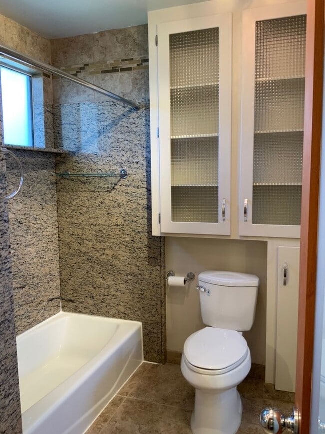 Building Photo - Remodeled one bedroom/1 bath upper unit - ...