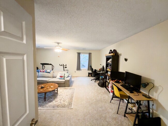 Building Photo - 743 Grovewood Dr