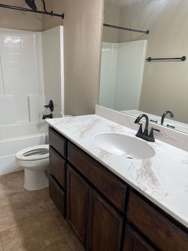 Building Photo - Three Bedroom Home Available for Lease in ...