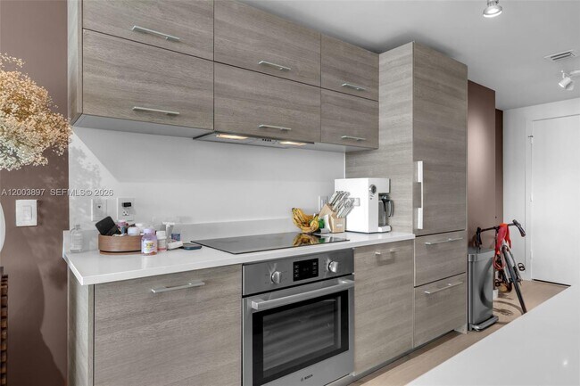 Building Photo - 650 NE 32nd St