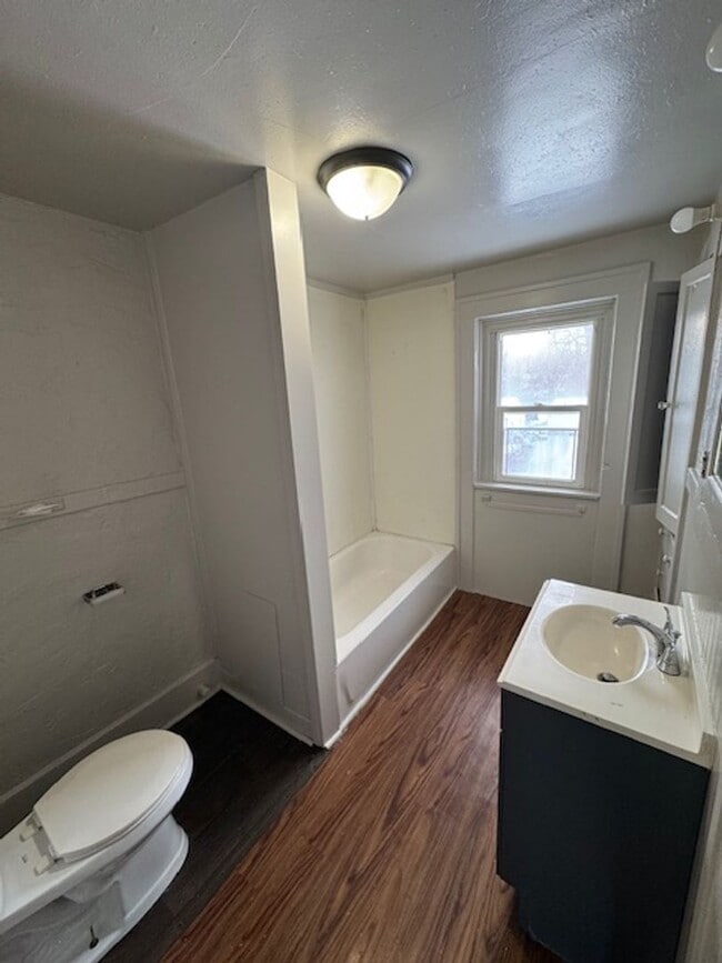 Building Photo - 922 Hamilton Ave