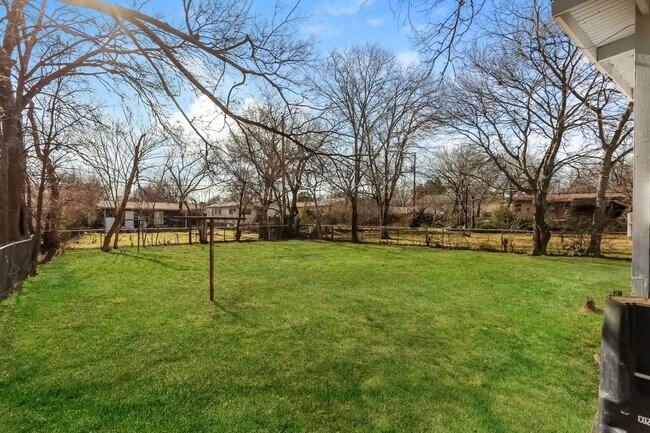 Building Photo - 1708 Colvin