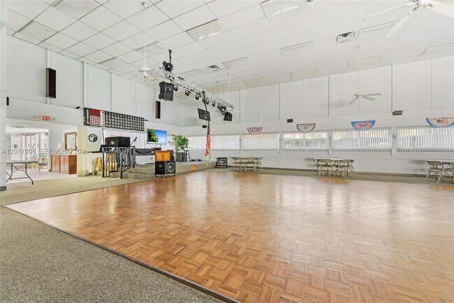 Building Photo - 2600 SE Ocean Blvd