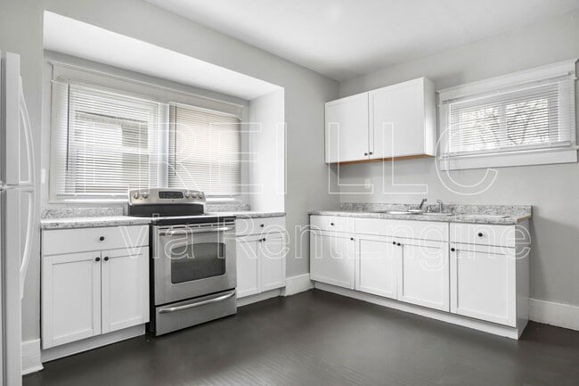 Building Photo - 247 S 39th St
