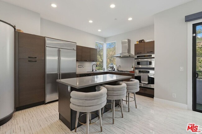 Building Photo - 12911 Bluff Creek Dr