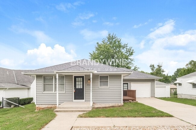 Building Photo - 402 Maple Ave