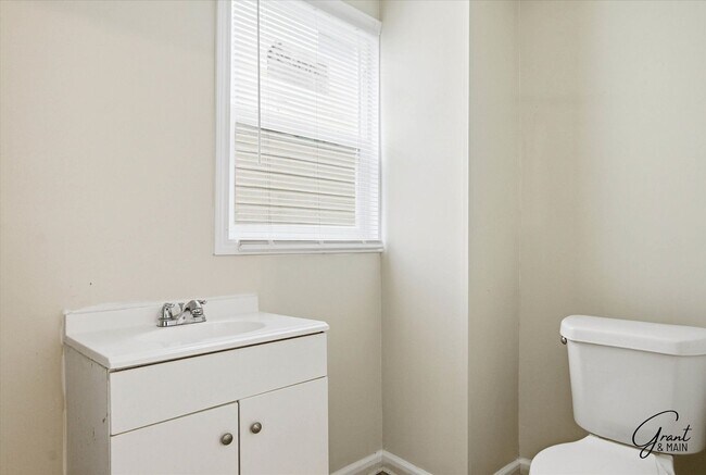 Building Photo - $1200 2 bedroom large home