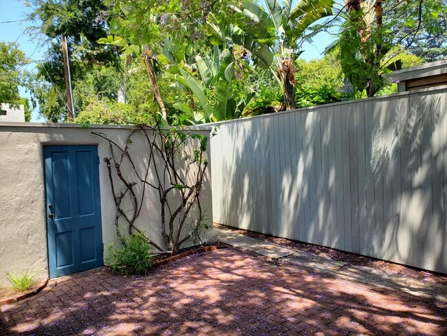 Building Photo - 8533 Rosewood Ave