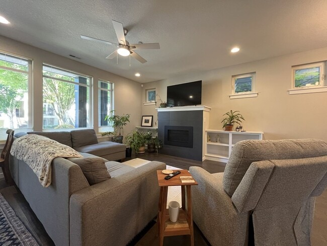 Building Photo - Spacious 2,511 Sq Ft Wilsonville Townhome with Vaulted Loft, Modern Kitchen & Attached Two-Car Ga...