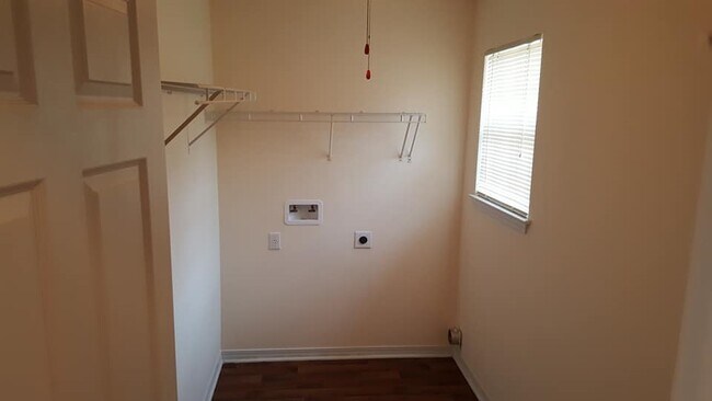 Building Photo - 502 Meadow Ln