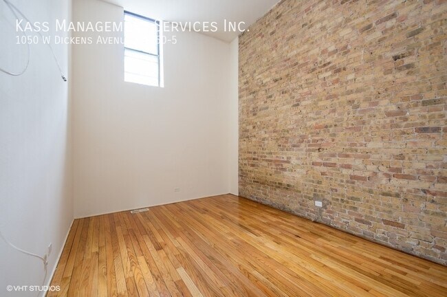 Building Photo - 1050 W Dickens Ave
