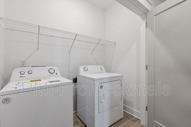 Building Photo - 225 S Bilbro Ave