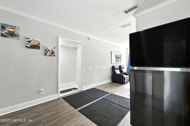Building Photo - 355 Wildwood Ln