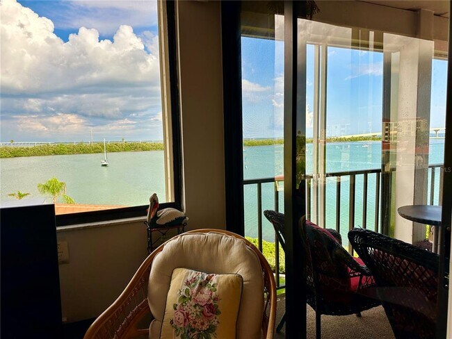 Building Photo - 6295 Bahia Del Mar Cir