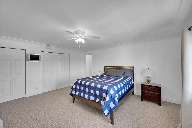 Building Photo - 4525 Poinciana St