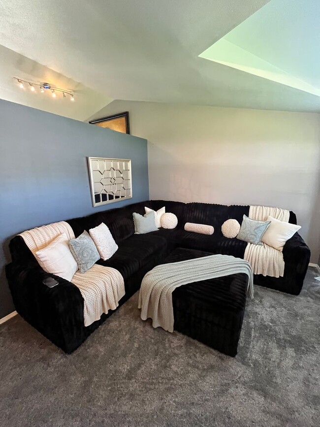 Building Photo - Newly Renovated 3 bed 2 bath home in the h...