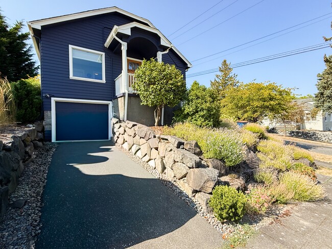 Building Photo - 2301 19th Ave S