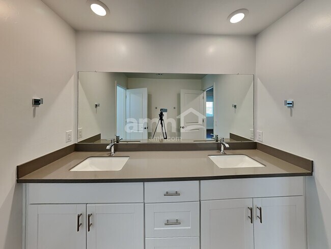 Building Photo - 6142 W Calle Bilboa