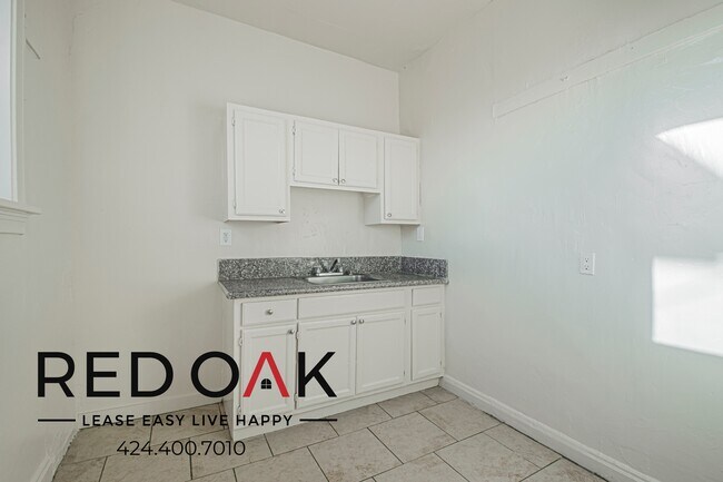 Building Photo - 1000 S Grand View St