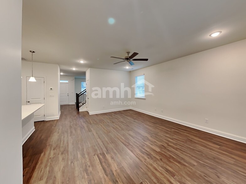 Building Photo - 290 Willow Ln
