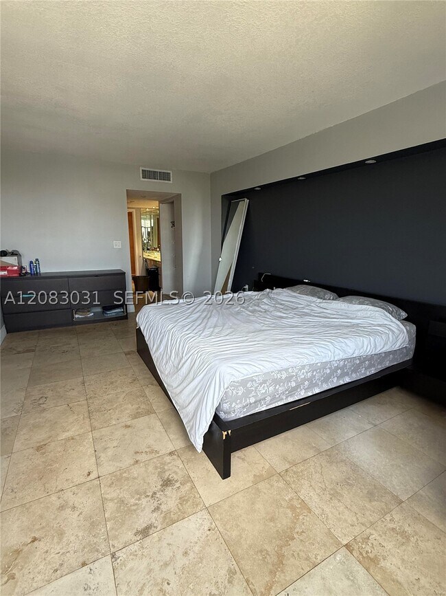 Building Photo - 3375 N Country Club Dr