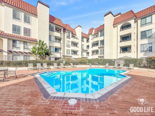 Building Photo - Beautiful 1B/1.5BA Upgraded Condo w/ Washer/Dryer and Private Patio!