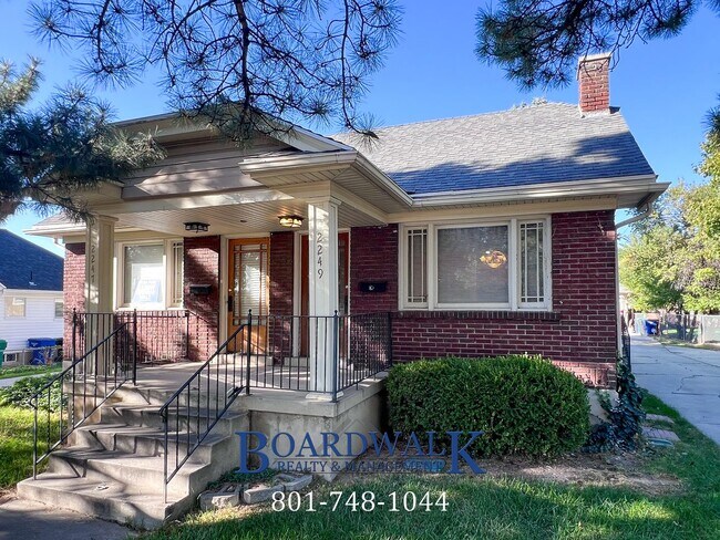 Building Photo - 2247 E Lambourne Ave
