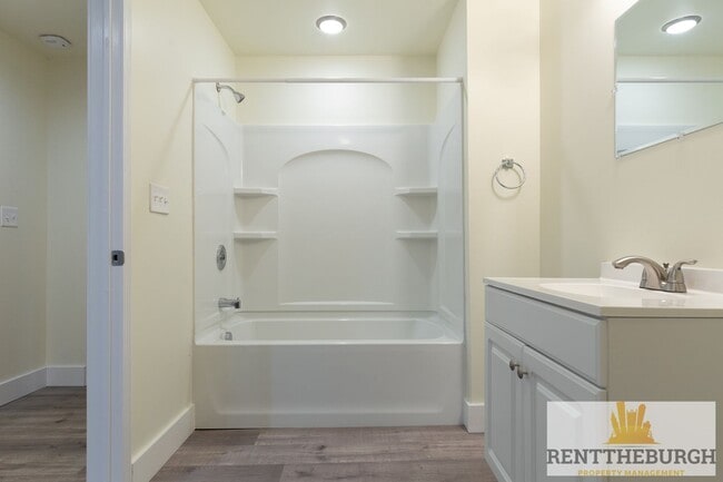 Building Photo - Updated 4BR 2 Full Bath House with Parking!