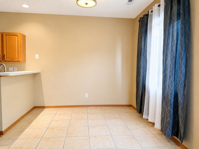 Building Photo - 13849 Hyacinth Dr